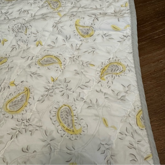 Pottery Barn Kids Lara Paisley Gray Yellow Reversible Toddler Baby Crib Quilt - Picture 9 of 14